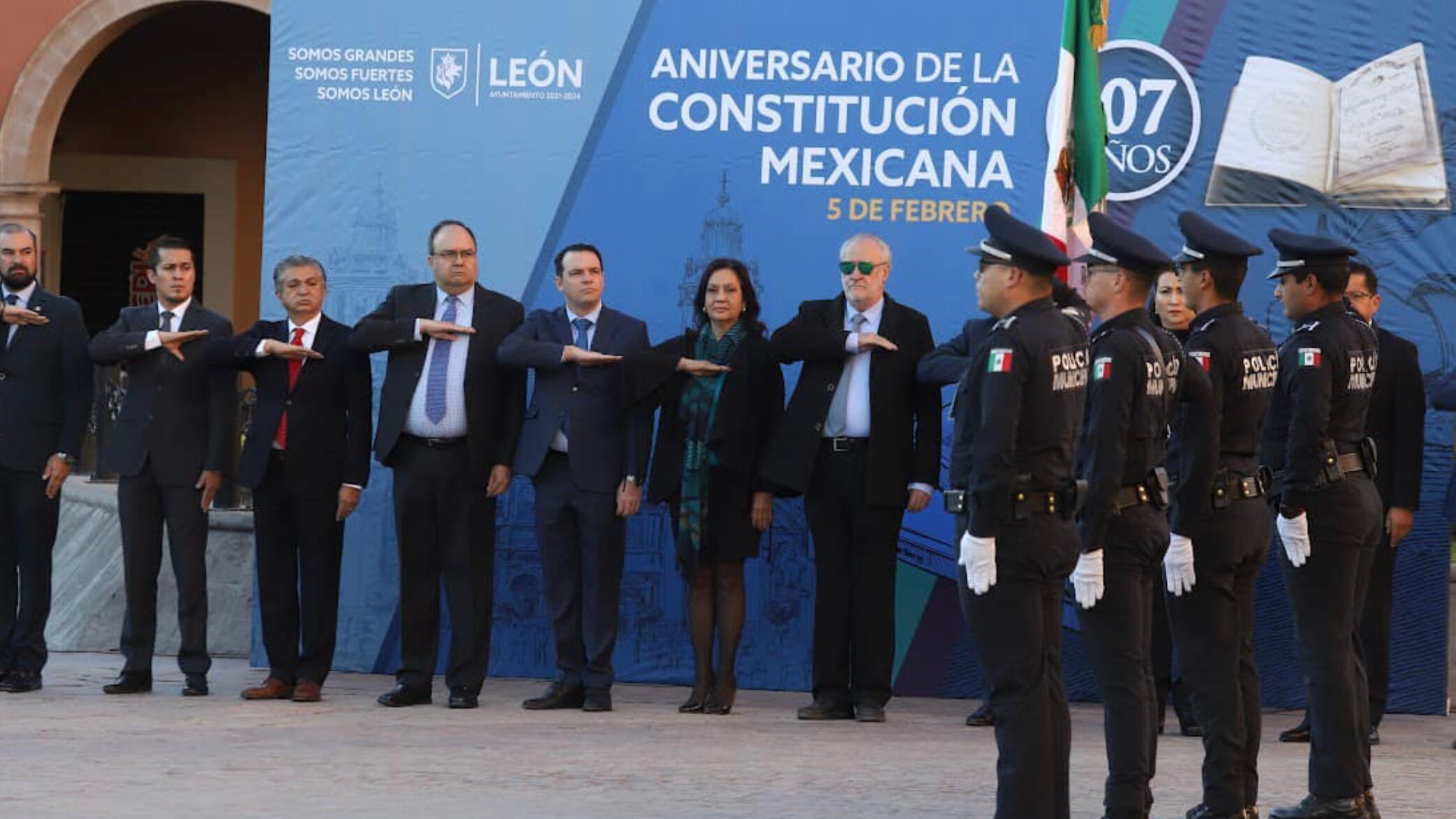 El acto cívico se realizó para conmemorar el 107 aniversario de la Constitución.