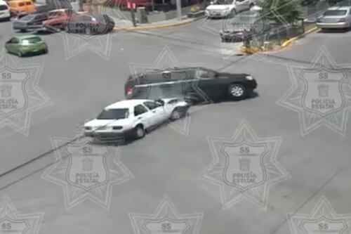 Automovilista ignora la luz roja e impacta a otro vehículo en Naucalpan