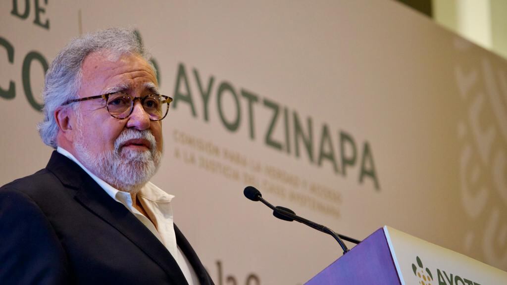 Alejandro Encinas presenta el segundo informe de la Comisión Ayotzinapa.