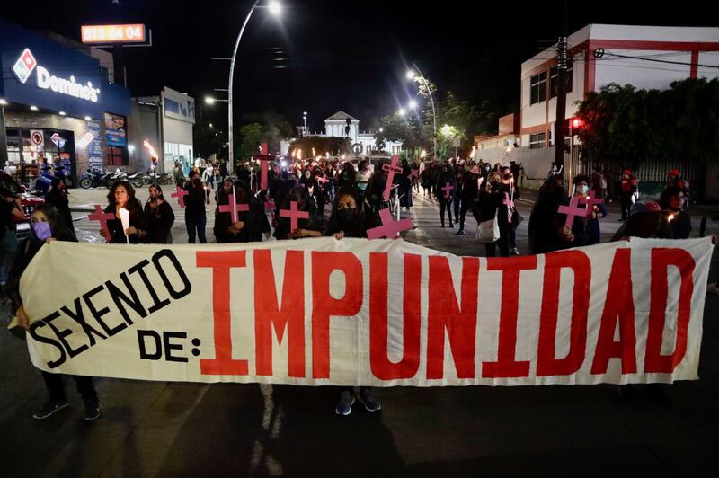 Mujeres, familiares de víctimas de feminicidio, colectivas feministas y organizaciones defensoras de derechos humanos realizaron una marcha fúnebre.