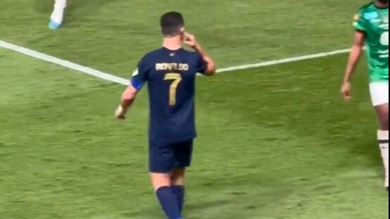 Cristiano Ronaldo reaccionó a os cánticos de Messi.