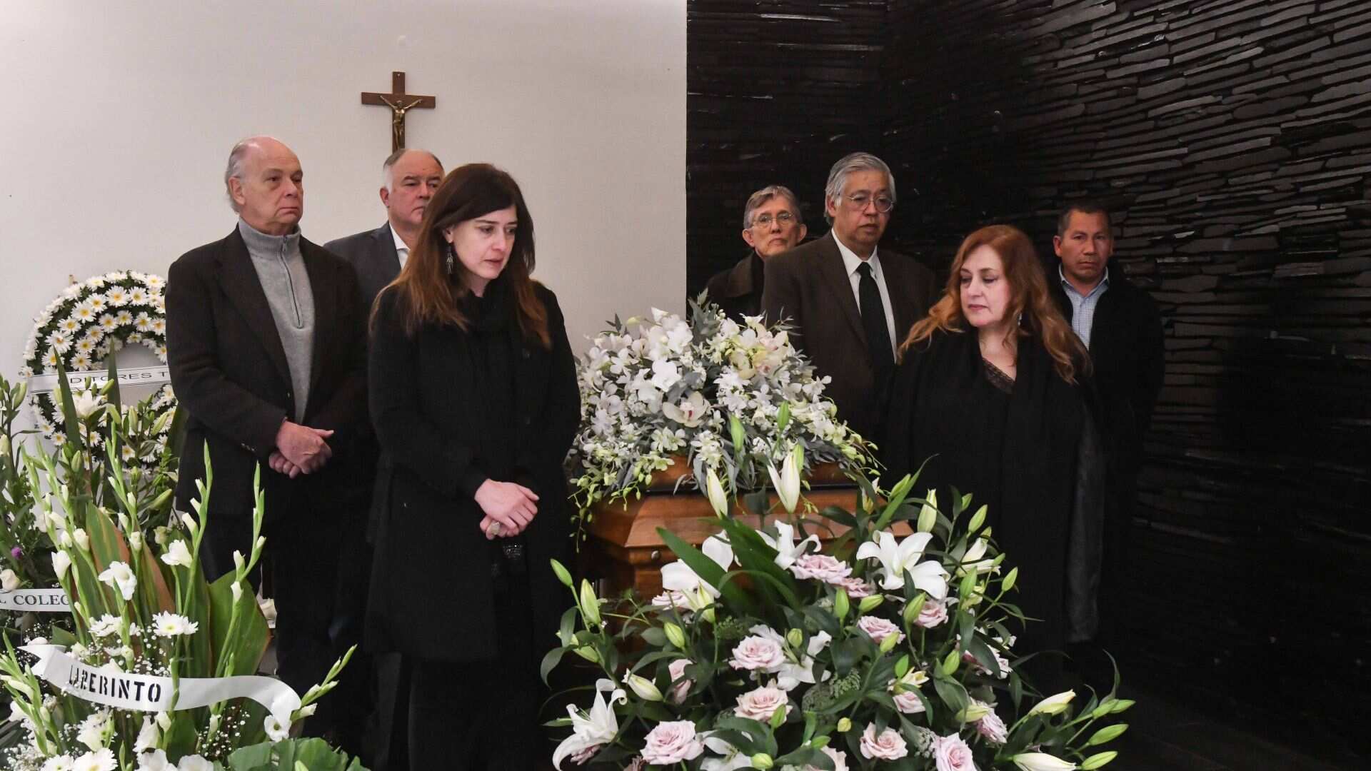 Con guardia de honor despiden a icónica periodista Cristina Pacheco