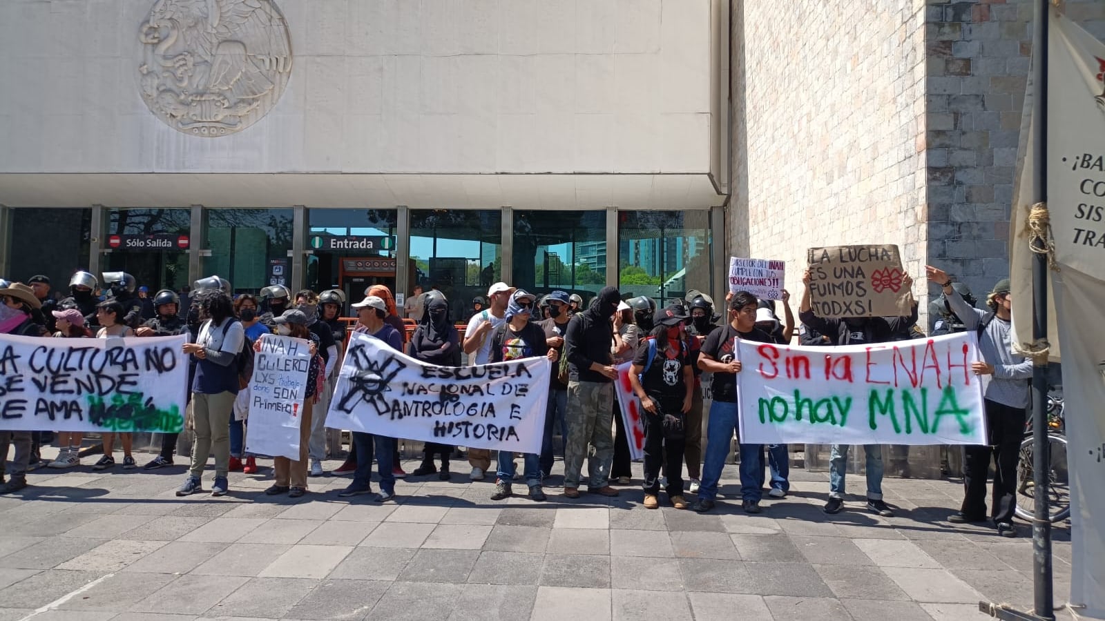 Estudiantes de la ENAH protestan en el Museo Nacional de Antropología.