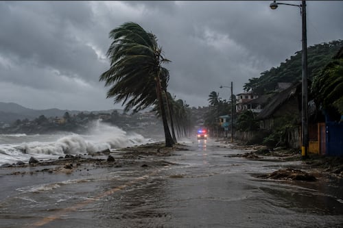 Depresión tropical Dos-E amenaza costas del Pacífico con lluvias torrenciales, vientos y oleaje elevado