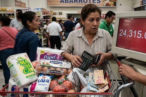 Comer y cubrir lo básico cuesta 24 mil pesos: el dinero no alcanza