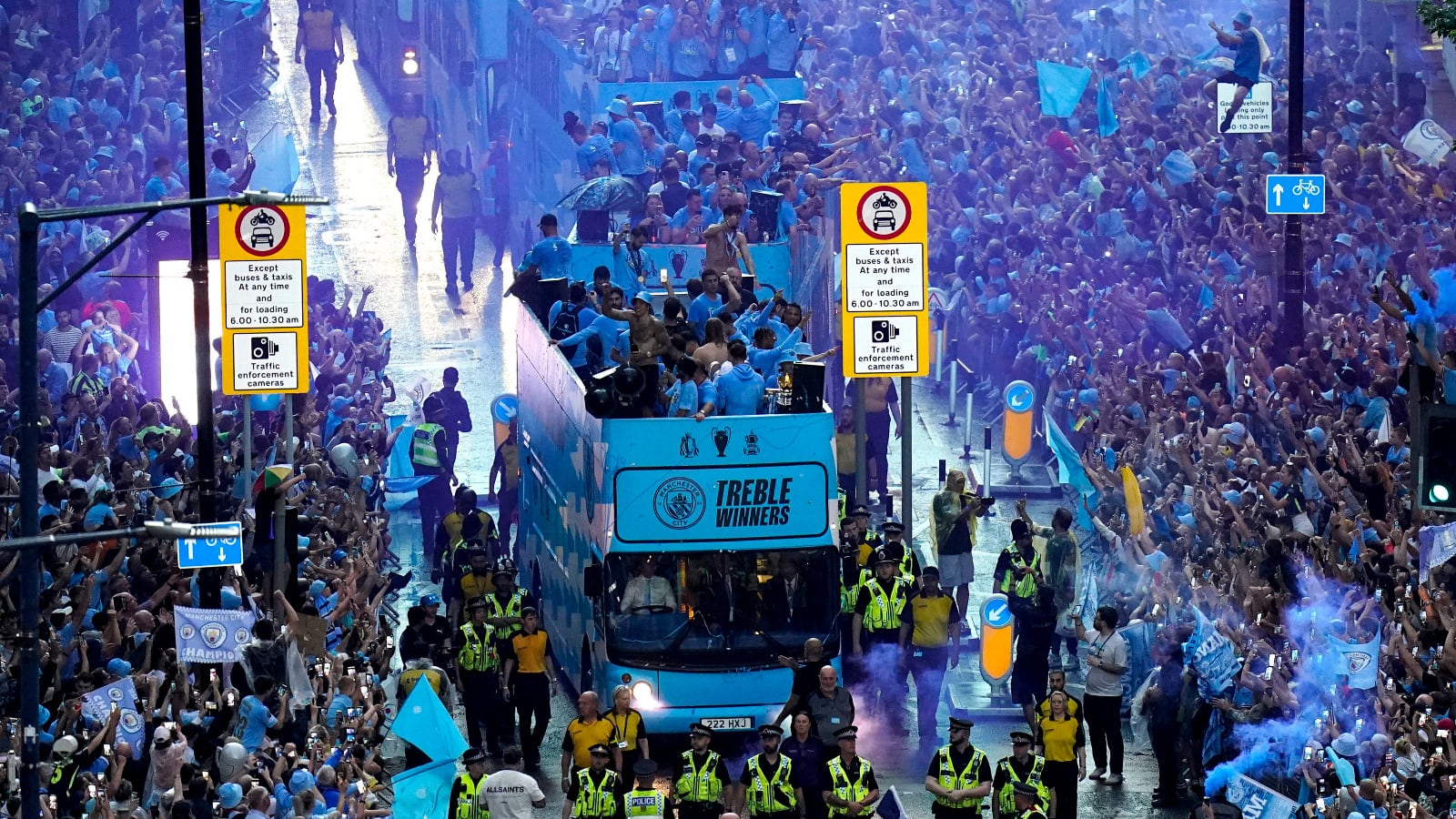 Manchester City sigue con los festejos del triplete