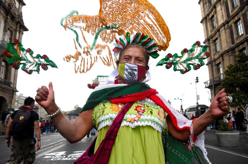 Mexicanos celebran la Independencia de México en el Zócalo capitalino