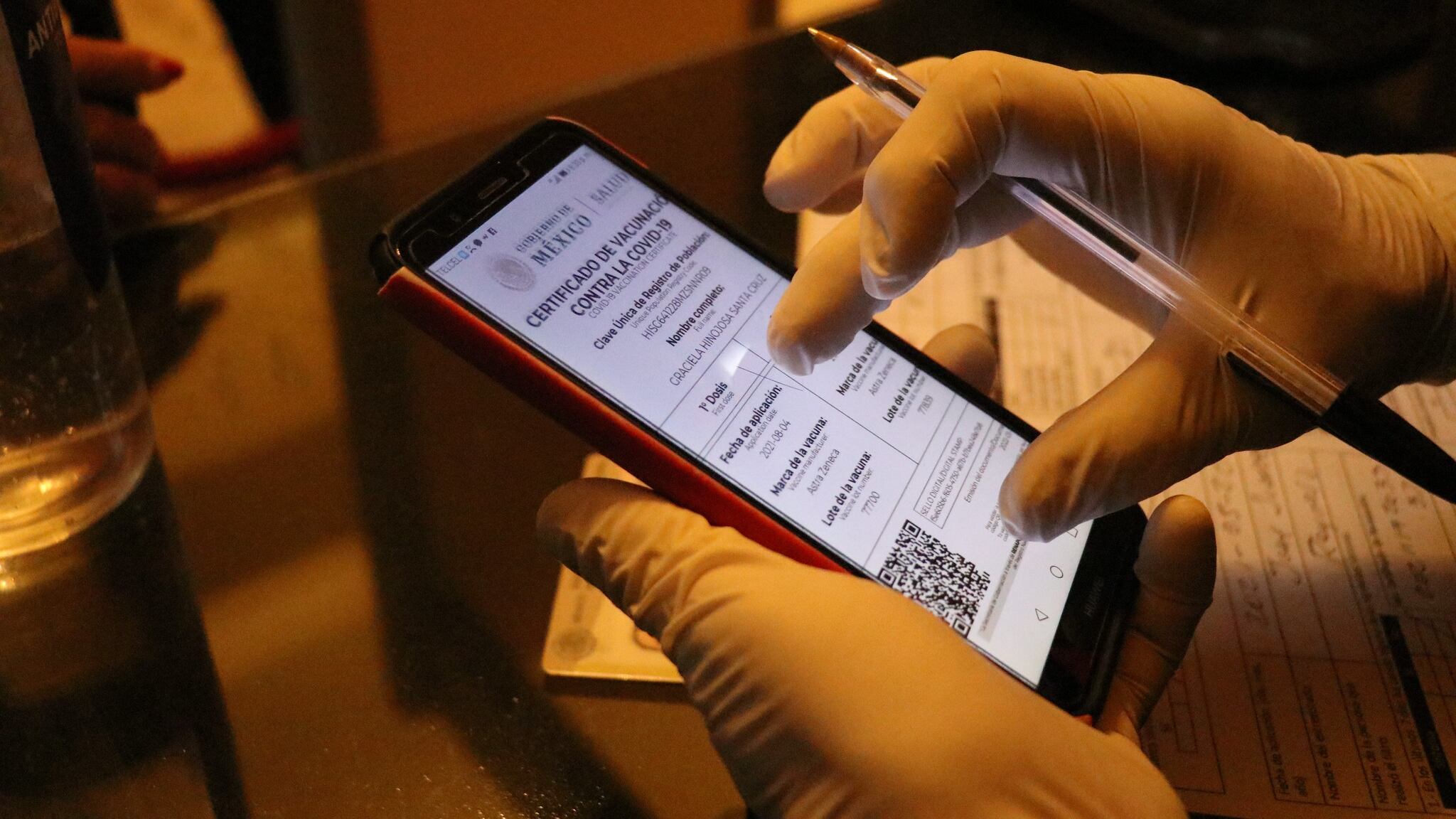 A quienes lleven el certificado de vacunación basta conque tengan una sola dosis aplicada para que sea válido.