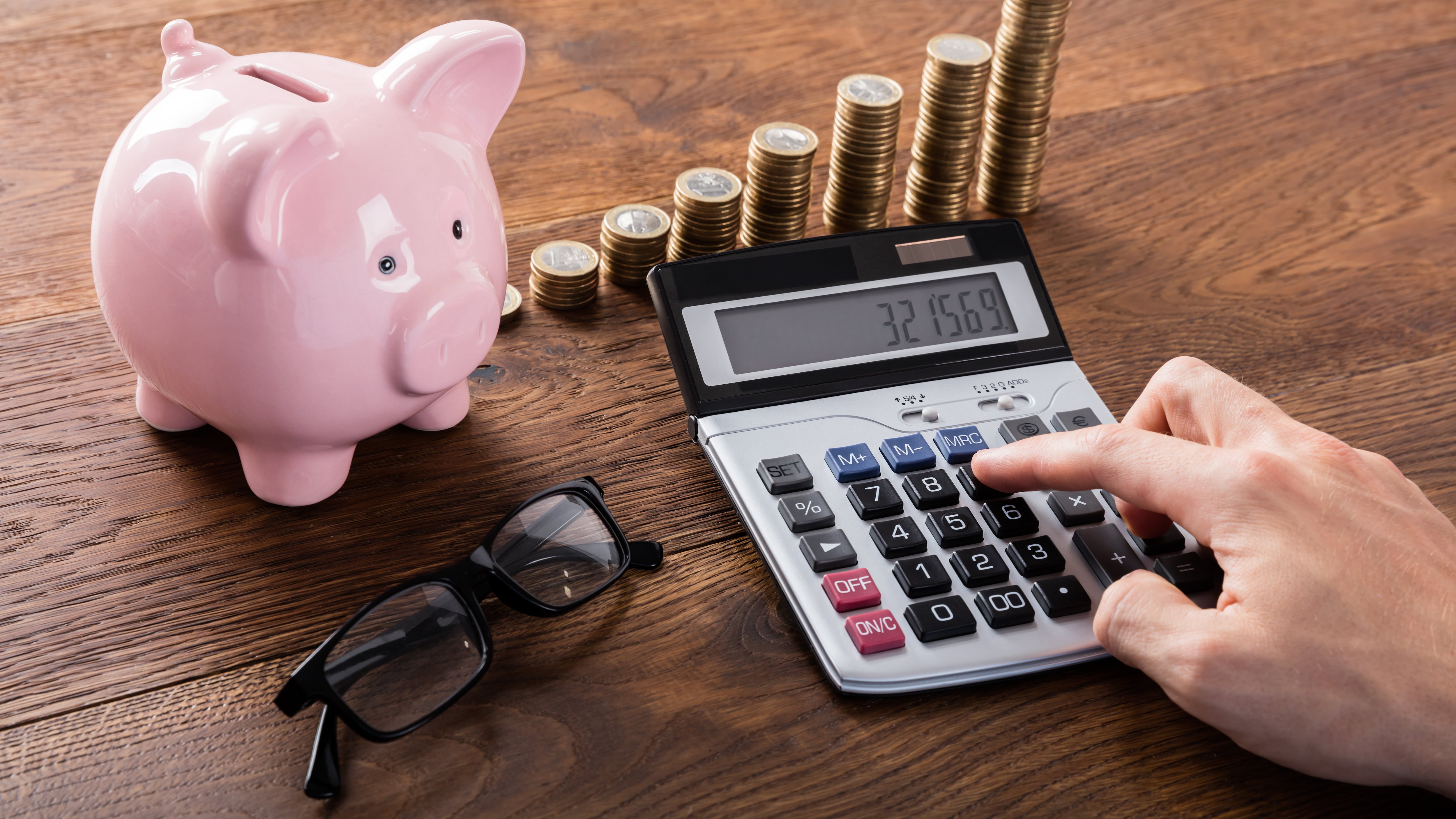 Ahorrar el equivalente a tres meses de gasto o hasta seis meses de sueldo se recomienda, para que este fondo se convierta en un verdadero colchón financiero.