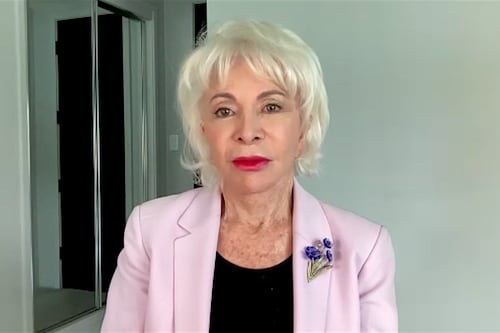 Isabel Allende rompe el silencio sobre censura: “mis libros están prohibidos y es un honor”