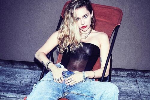 Miley Cyrus impacta con sexy topless ¡Sin censura!