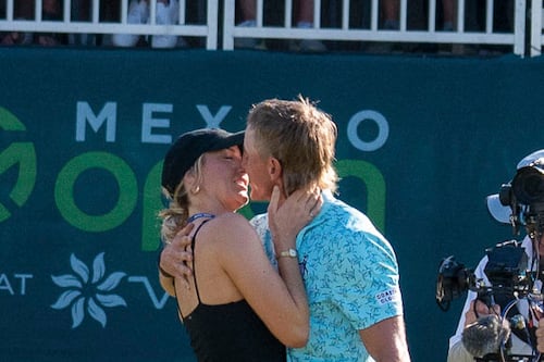 Makena White celebra con beso el triunfo de  Jake Kanapp durante el Mexico Open