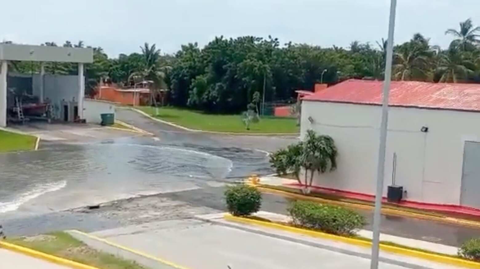 Usuarios de redes captan comportamiento inusual del mar en Manzanillo.