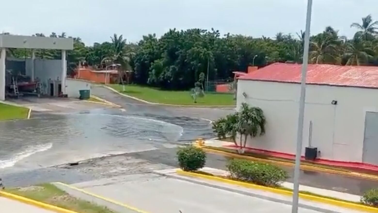 Usuarios de redes captan comportamiento inusual del mar en Manzanillo.