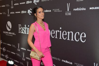 En una noche mágica, el icónico Museo Soumaya tuvo una visita de glamour para recibir a la supermodelo brasileña Alessandra Ambrosio, quien se desfiló en una pasarela inolvidable. La modelo brilló en cuatro apariciones, cautivando a los presentes con su elegancia y carisma.

El evento reunió a diversas celebridades, destacando la presencia de Dulce María, quien llegó acompañada de su esposo y disfrutó cada momento del desfile. La ex-RBD se mostró radiante y emocionada, compartiendo sonrisas y aplausos a lo largo de la velada.