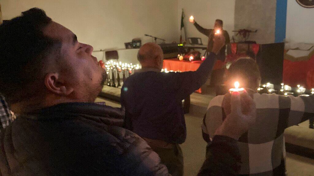 Migrantes celebran Navidad en la frontera.