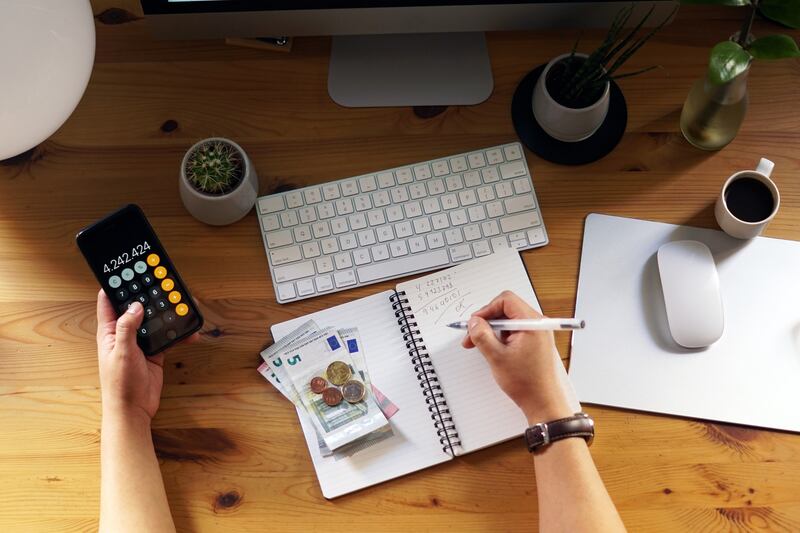 Desarrollar buenos hábitos financieros es crucial para tus planes a corto, mediano y largo plazo; especialmente para tu retiro y para afrontar gastos imprevistos. Foto: Freepik.