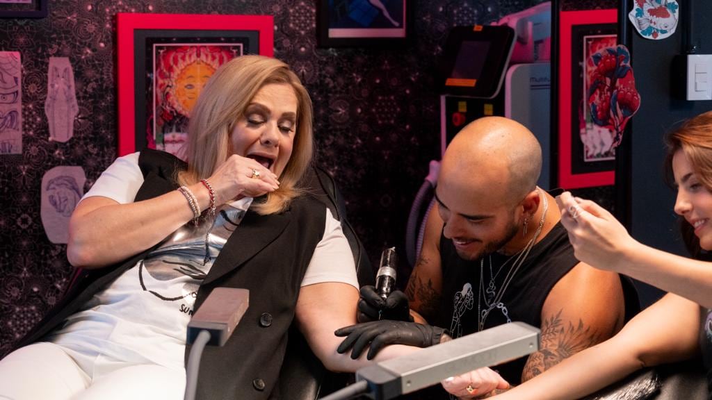 Erika Buenfil explora nuevos horizontes de la maternidad con ‘Mamá reinventada’