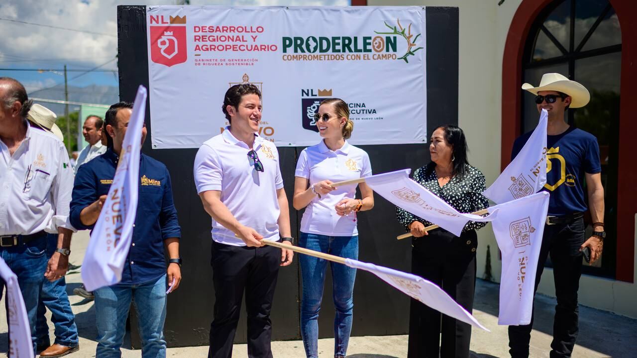 Durante su recorrido entregó tinacos e inauguró obras como pavimentación.