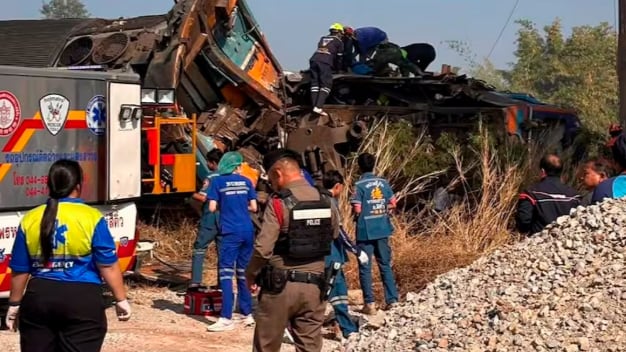 grúa cae sobre tren en Bangkok
