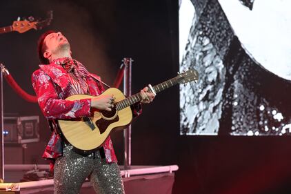 El cantante y compositor venezolano fue sorprendido con un disco Platino por su álbum EVA, Doble diamante y Triple Platino por su sencillo Ojos Marrones en el Teatro Metropólitan.