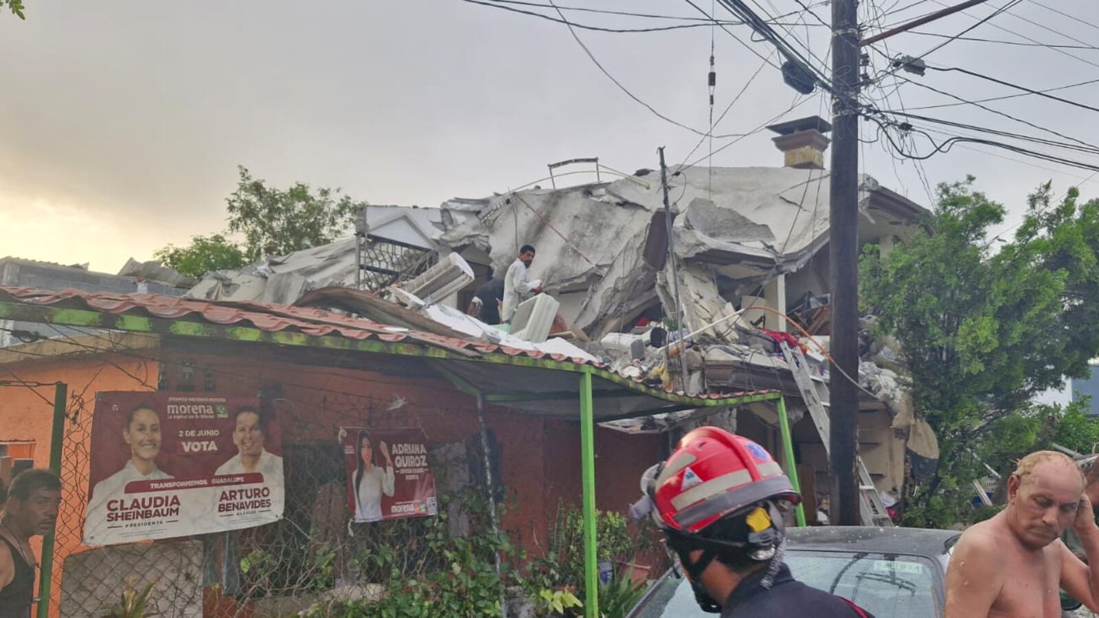 El techo de la vivienda se vino abajo tras la explosión.
