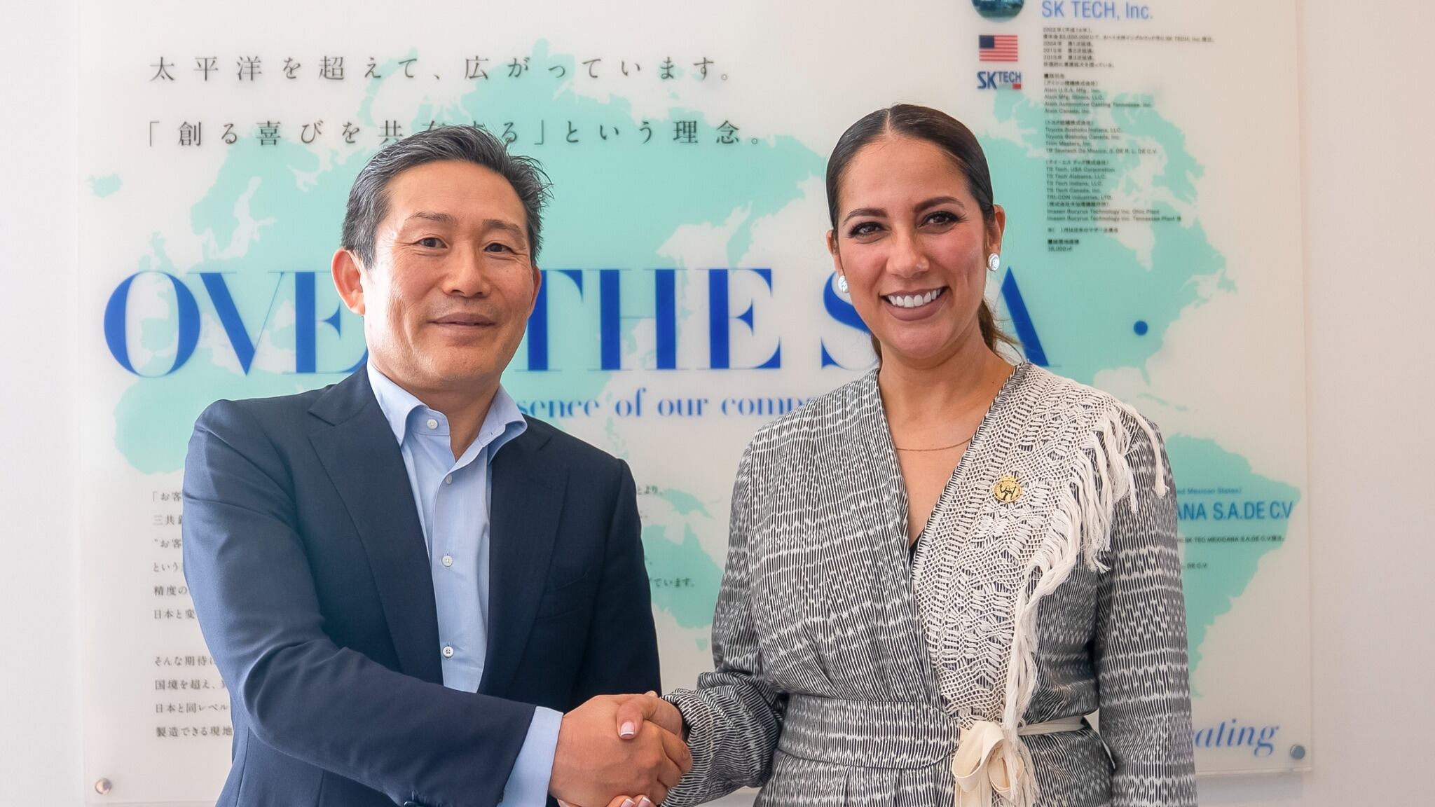 La gobernadora Libia García y el presidente de SK TEC, Hideki Kawase, durante el anuncio de la inversión en Nagoya, Japón.