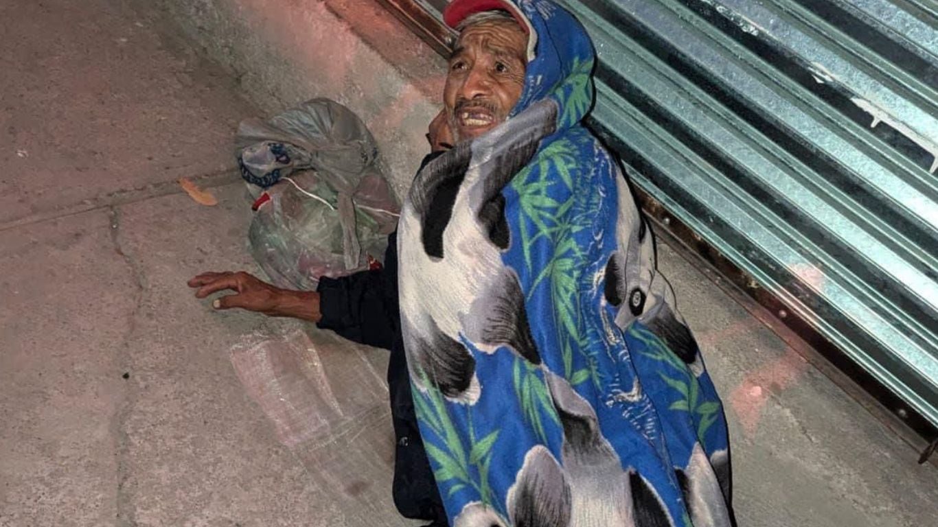 Hombre en situación de calle se encobija y lo confunden con un cadáver