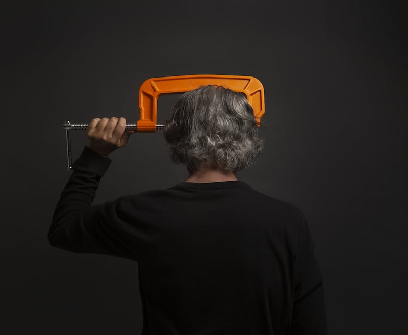 En esta obra Ricardo Elias convierte 26 años de columnas en objeto de arte con fotografía conceptual y pensamiento crítico