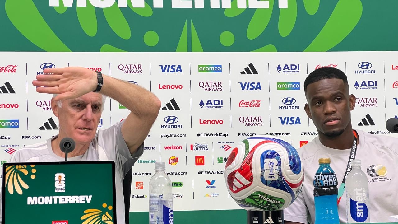Hugo Bross y Sphephelo Sithole atendieron a la prensa previo al partido del miércoles contra Corea.