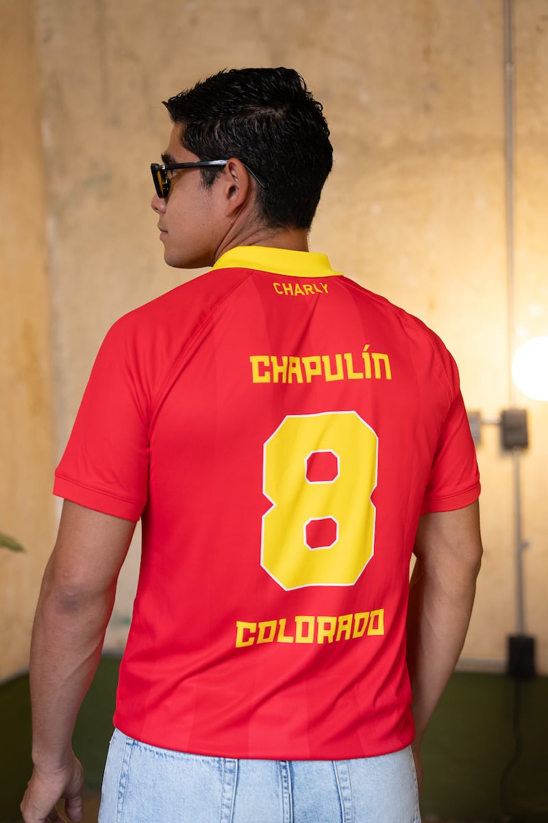Jerseys, sudaderas, tenis y accesorios inspirados en el icónico personaje de Chespirito buscan conquistar a los aficionados con una mezcla de nostalgia, estilo y espíritu de superación