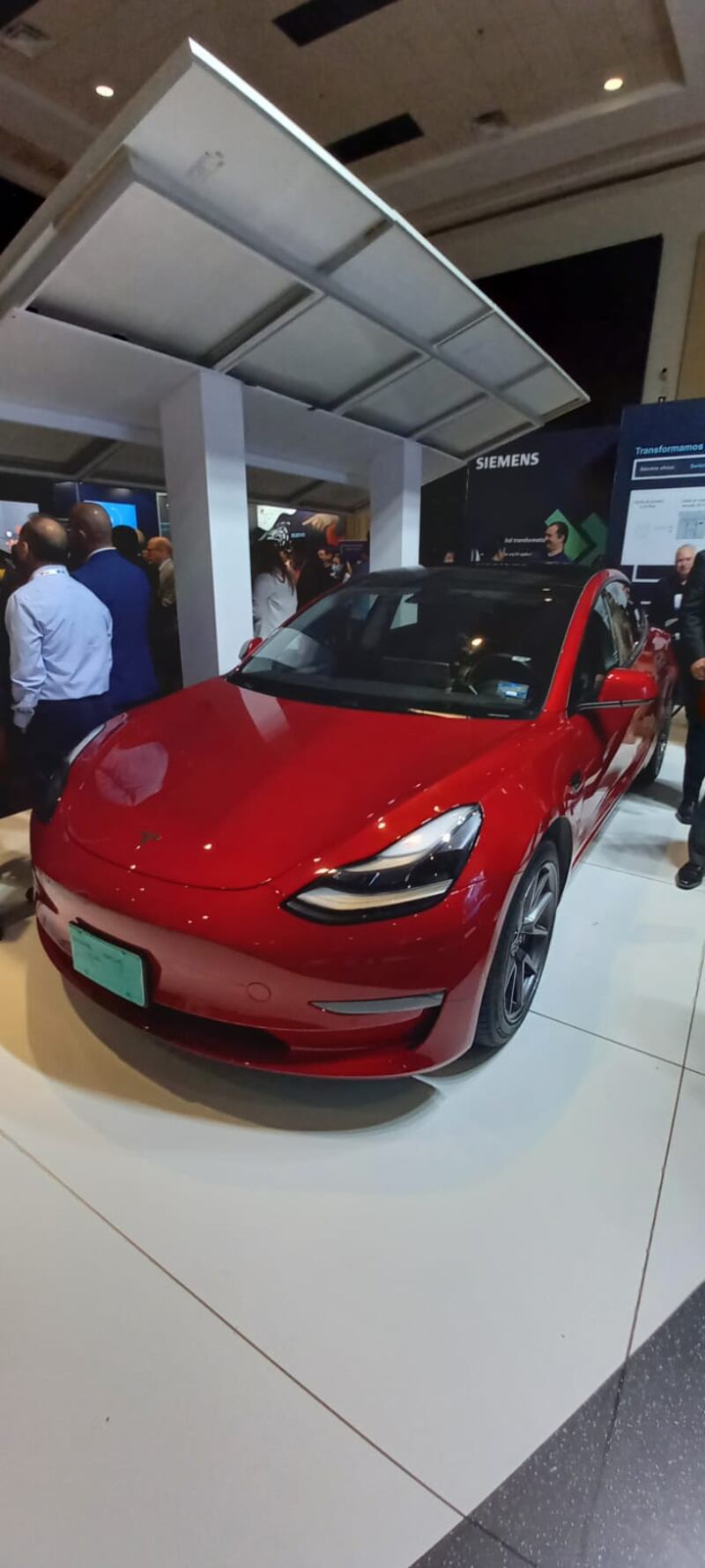 Aunque no hay un stand de Tesla la empresa Siemens tiene un auto de esta marca para ejemplificar el uso de cargadores.