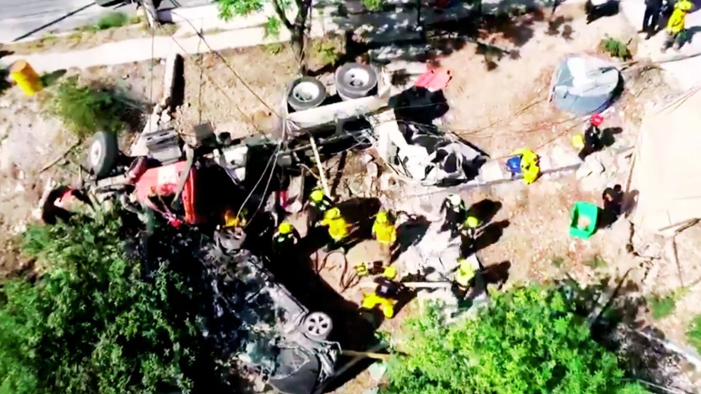 Operador del camión revolvedor pierde el control y se va a pendiente