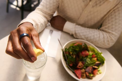 ¿Cambiarías el anillo de compromiso por un wearable? El Oura Ring 4 redefine el wellness