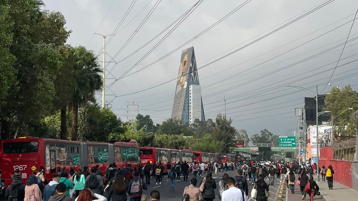 MAnifestantes bloquan paso en Línea 1 del Metrobús