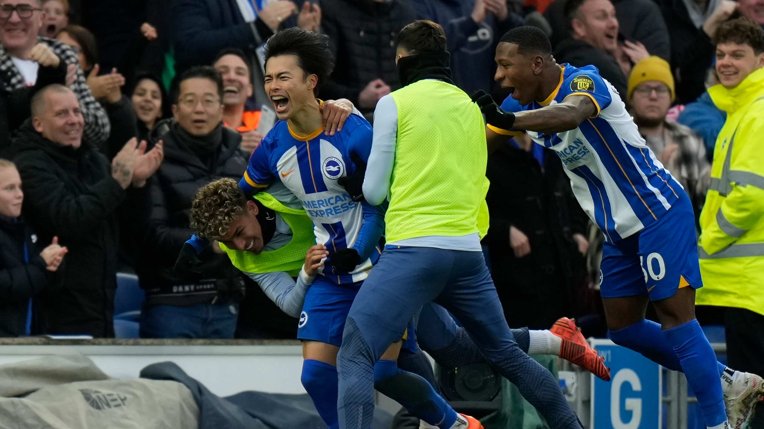 Kaoru Mitoma (izquierda) celebra tras anotar el segundo gol de Brighton en la victoria ante Liverpool en la Copa FA