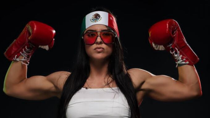 Lucero ‘La Loba’ Acosta presumió su tatuaje en la espalda en atrevida sesión de fotos con la bandera de México