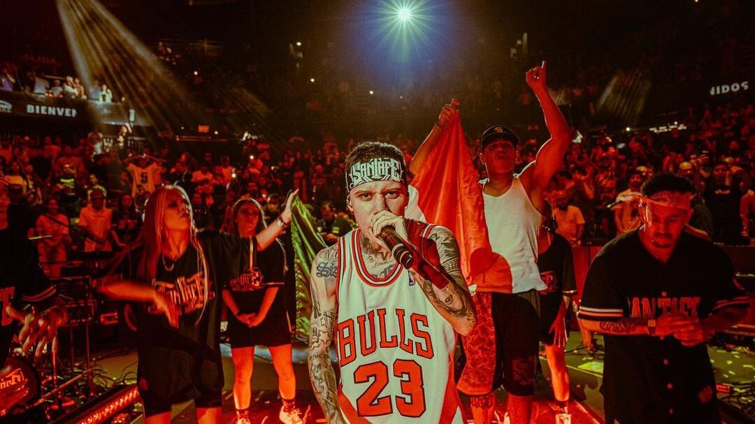 El rapero mexicano caminaba por la calle cuando fue detenido.