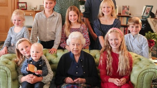 Reina Isabell II con sus nietos y bisnietos.