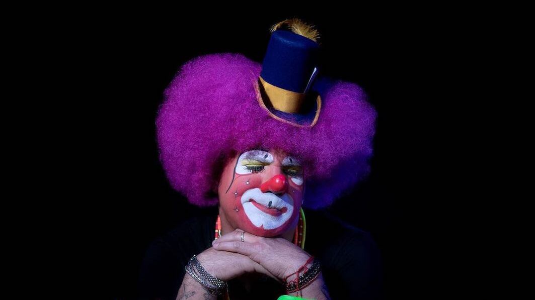 El comediante sigue envuelto en la polémica.