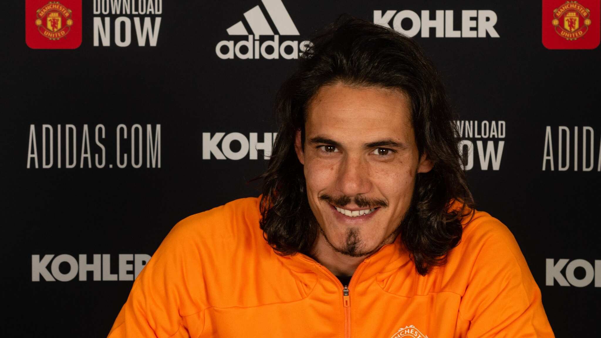 Edinson Cavani renueva con el Manchester United