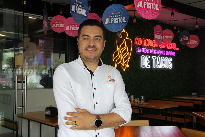 Esta es la fascinante historia de Doña Conchita, la señora que transformó el shawarma para crear el platillo más famoso del mundo: los tacos al pastor. Un viaje culinario que fusiona tradición, sabor y un legado que perdura