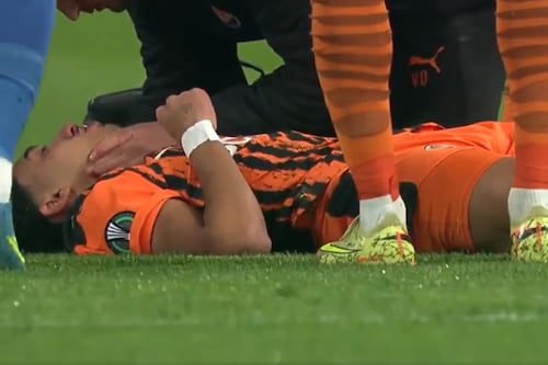 Escalofriante momento: Futbolista se desploma tras brutal golpe en el rostro