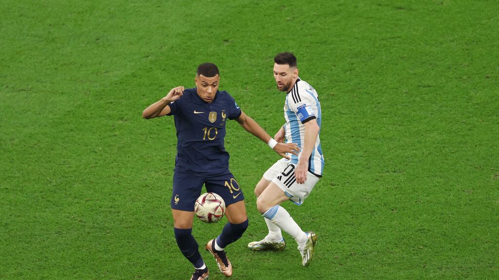 Kylian Mbappe y Lionel Messi se enfrentaron en la final de la Copa del Mundo