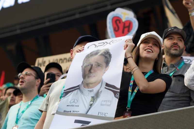 La nueva película de Fórmula 1 protagonizada por Brad Pitt incluye emocionantes escenas grabadas en el Autódromo Hermanos Rodríguez. Desde el accidente de Checo Pérez hasta la participación del público mexicano, descubre los momentos clave en los que México brilla en la cinta.