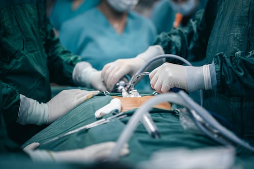 Niño muere durante cirugía y padres acusan al doctor de usar el celular durante la operación