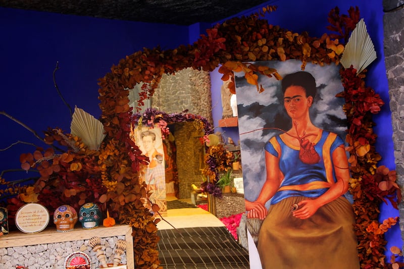 La Casa Azul de Frida Kahlo celebra la amistad de ella y Juan O'Gorman con un altar de Día de Muertos