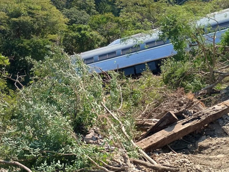 Así fue el descarrilamiento del Tren Interocéanico que arrebató la vida a 13 personas en Oaxaca.