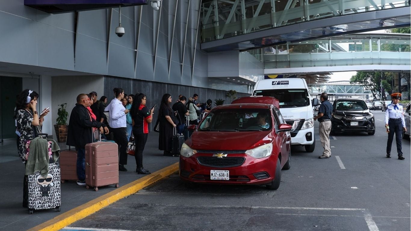 AICM reabre acceso vehicular a la Terminal 2