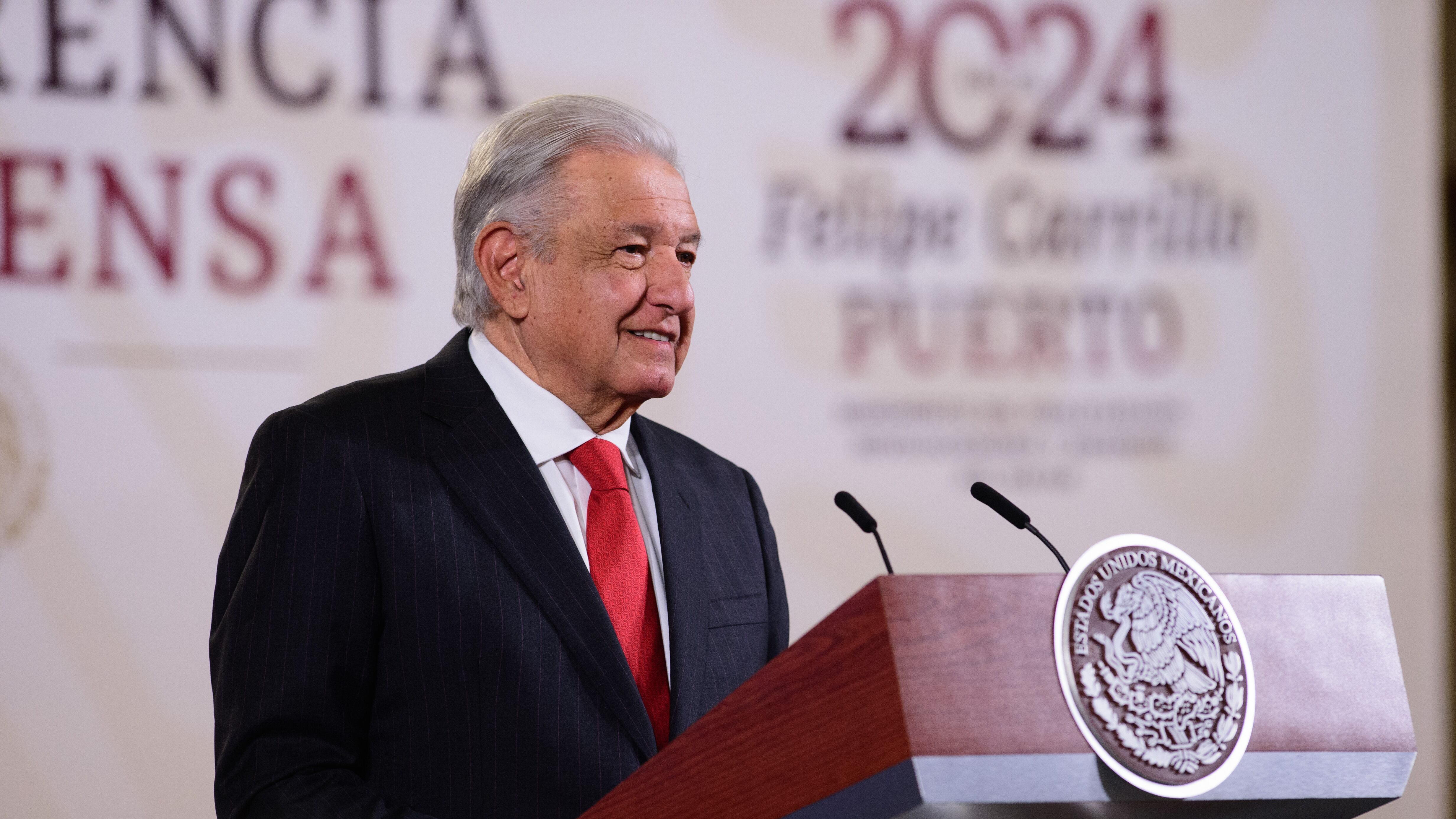 Andrés Manuel López Obrador, presidente Constitucional de los Estados Unidos Mexicanos en conferencia de prensa matutina en el Salón Tesorería de Palacio Nacional. Lo acompañan Diego Prieto Hernández, director general del Instituto Nacional de Antropología e Historia; Manuel Bartlett Díaz, director general de la Comisión Federal de Electricidad (CFE) y Miguel Alejandro López López, subdirector de Contratación y Servicios, (CFE).